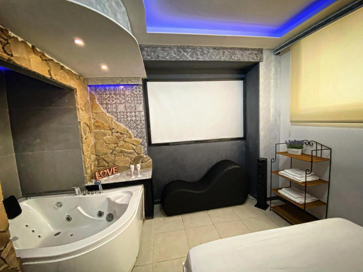 Aparta Suite La Nuit Calafell Esterno foto