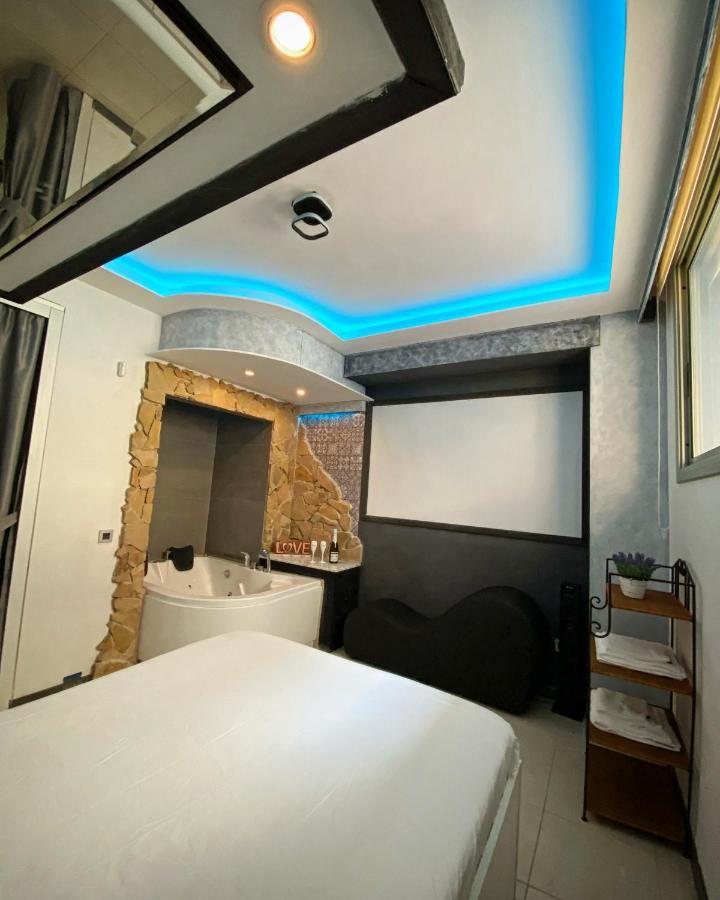 Aparta Suite La Nuit Calafell Esterno foto